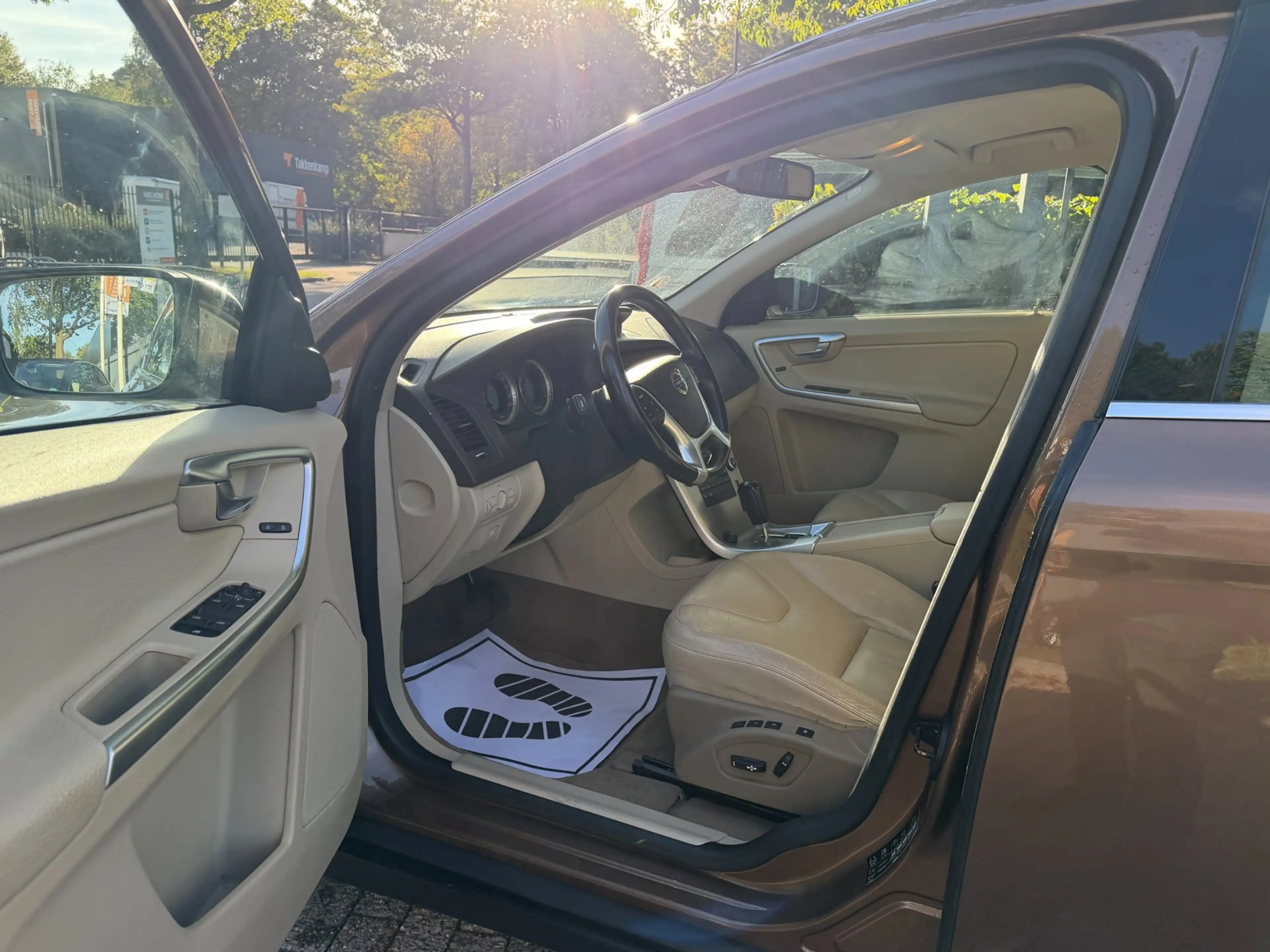 Volvo XC60 3.0 T6 Momentum nwe apk, 2e eigenaar, dealer onder — photo 22