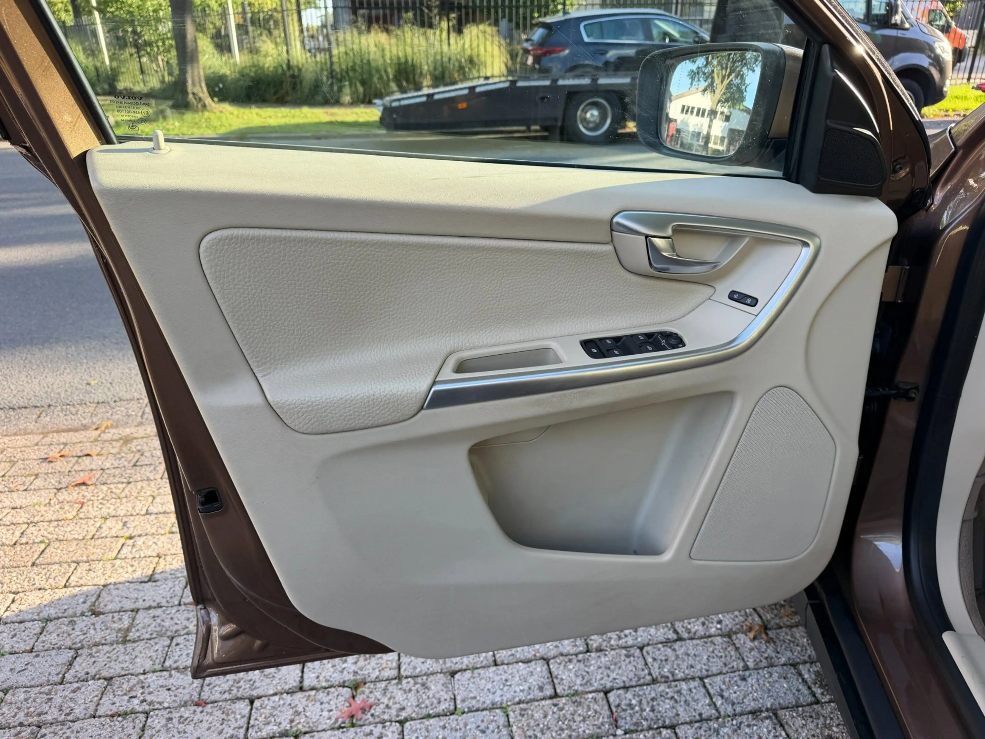 Volvo XC60 3.0 T6 Momentum nwe apk, 2e eigenaar, dealer onder — photo 33