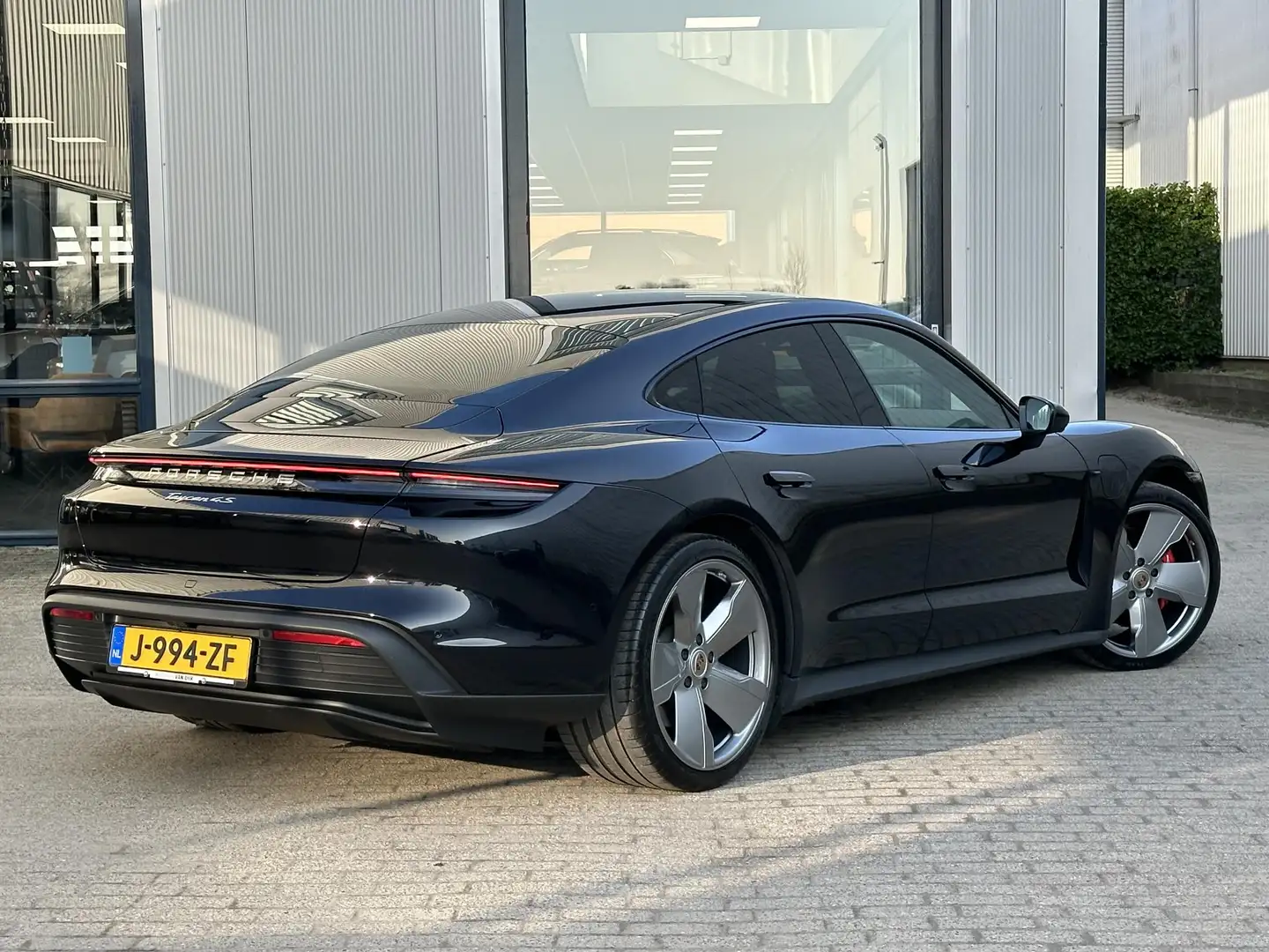 Porsche Taycan 4S Performance 84 kWh | NL-Auto/1e eign./Pano-Dak/ Zwart - 2