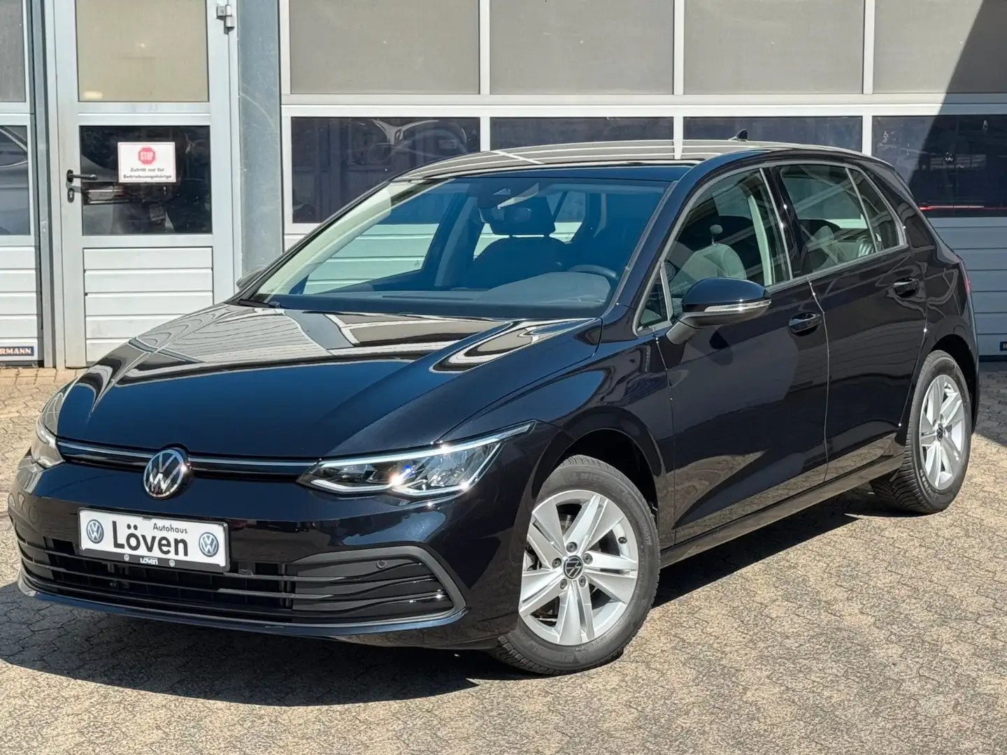 Volkswagen Golf VIII 1.0 eTSI DSG Life|Navi|AHK|SHZ|Allwett Noir - 1