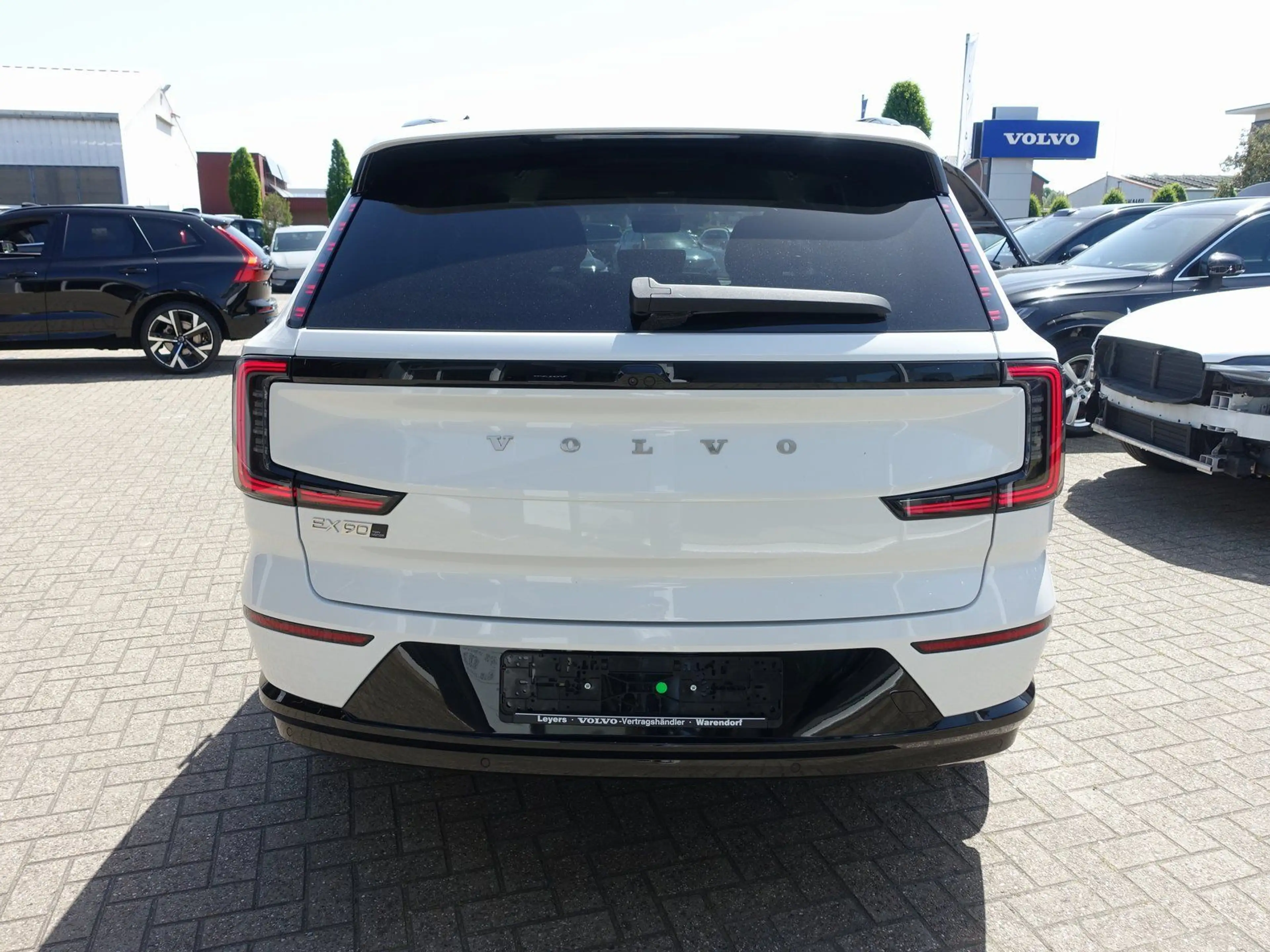 Volvo EX90 Plus Twin Motor/360°/Pano/BOSE/HeadUP/BLIS — photo 3