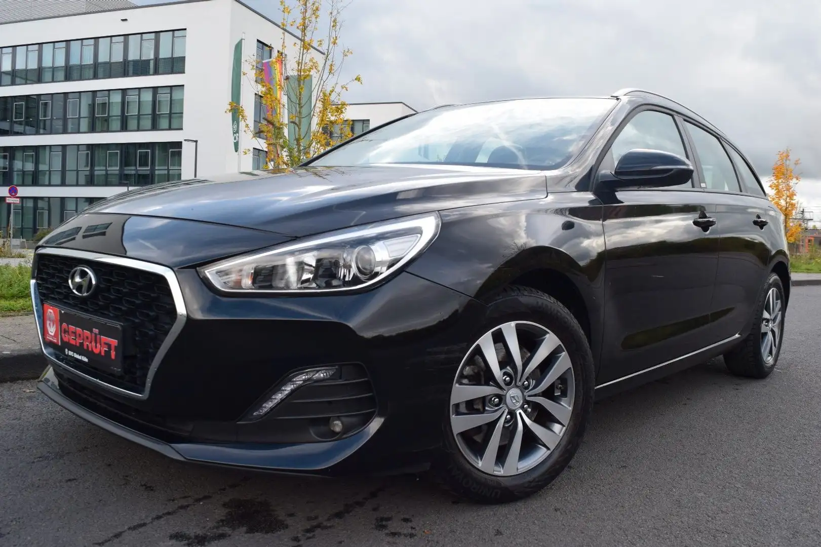Hyundai i30 cw Trend/1. Hand/Nur 22.000 KM/Sitzhzg/PDC Noir - 1