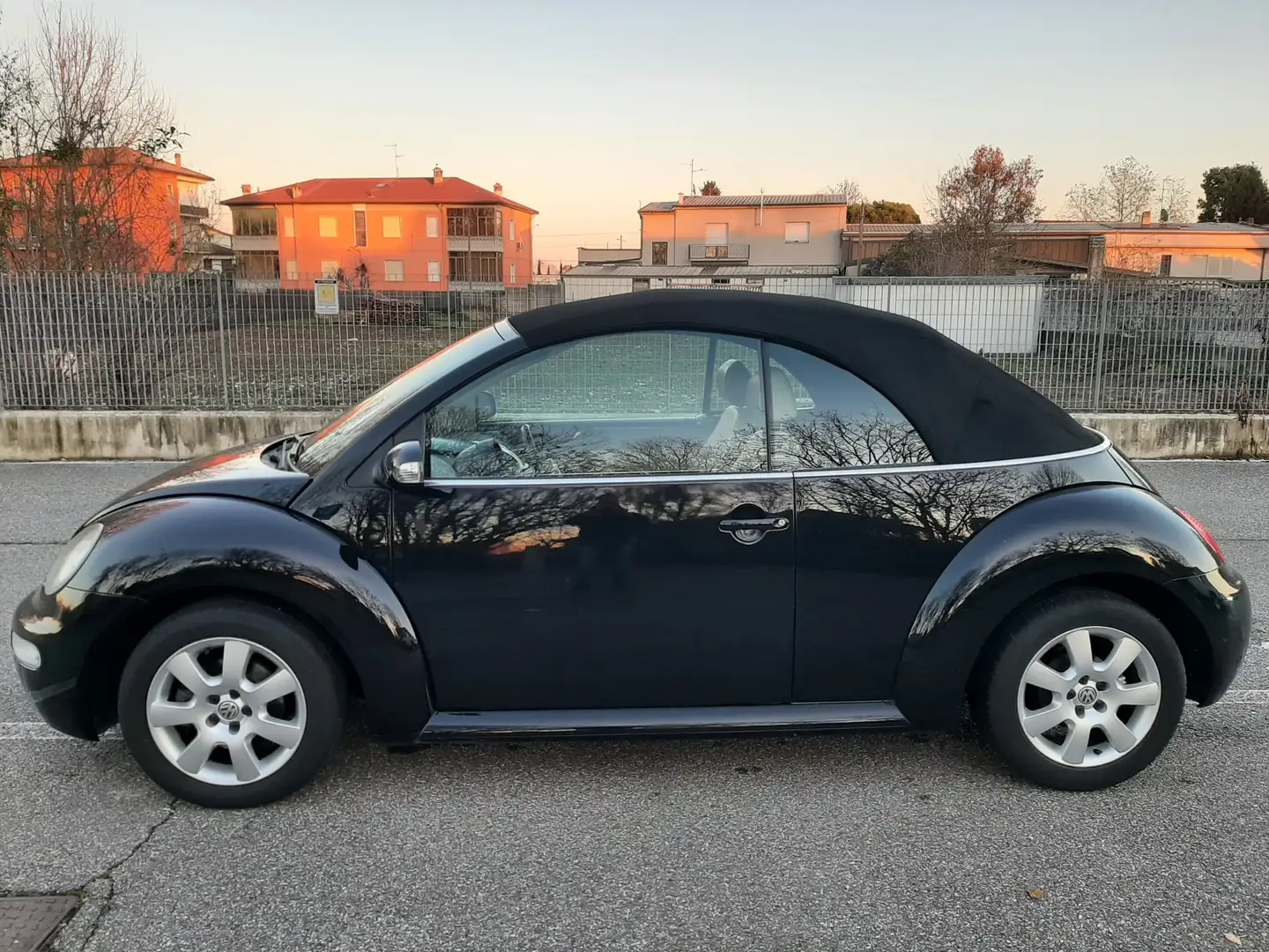 Volkswagen New Beetle Cabrio 1.6 Schwarz - 1