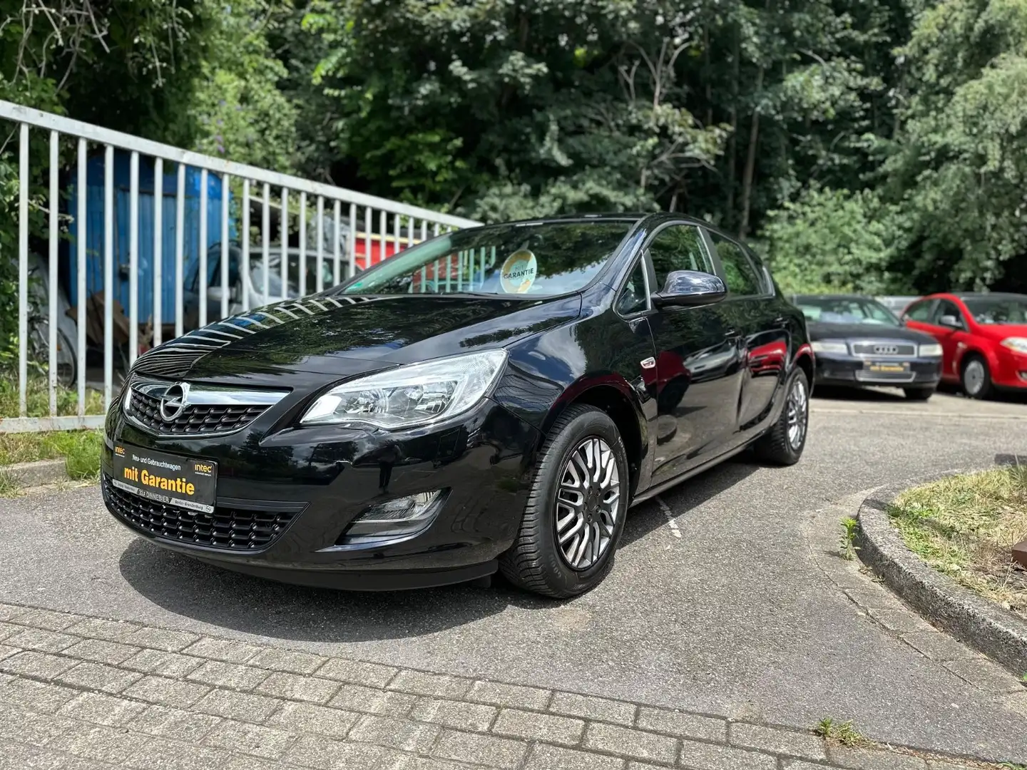 Opel Astra J Lim. 5-trg. Edition*Tüv Neu*1 Hand* Schwarz - 2