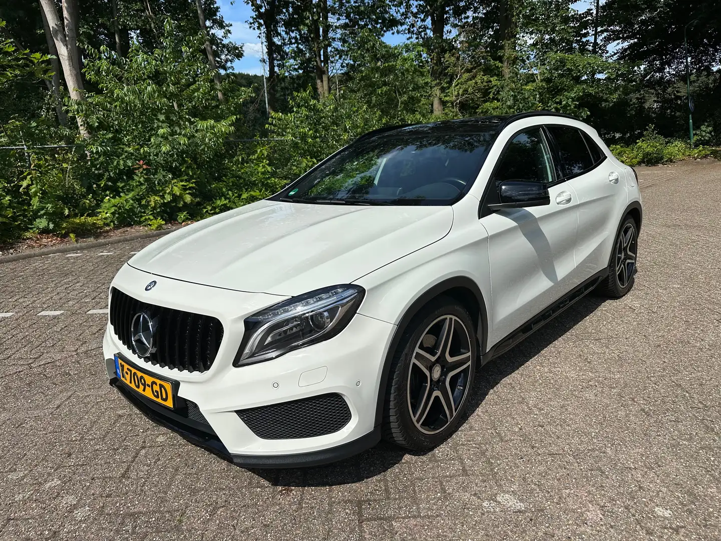 Mercedes-Benz GLA 250 GLA 250 4matic AMG-line LED/PanLeer All 19inch Wit - 1