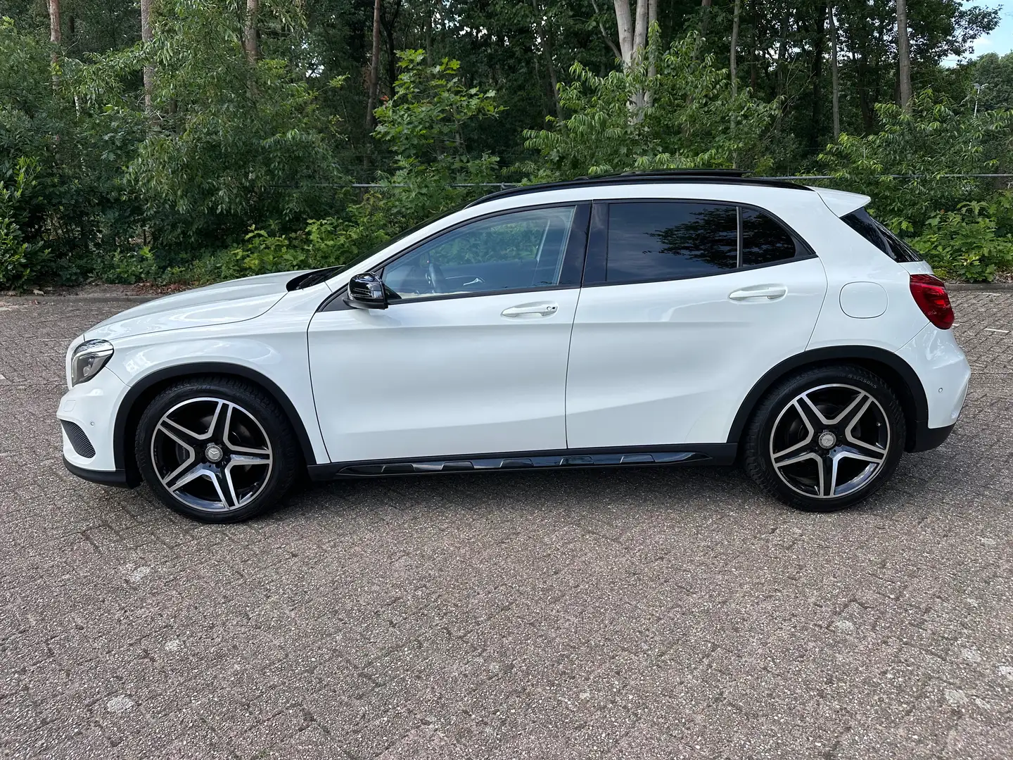 Mercedes-Benz GLA 250 GLA 250 4matic AMG-line LED/PanLeer All 19inch Wit - 2