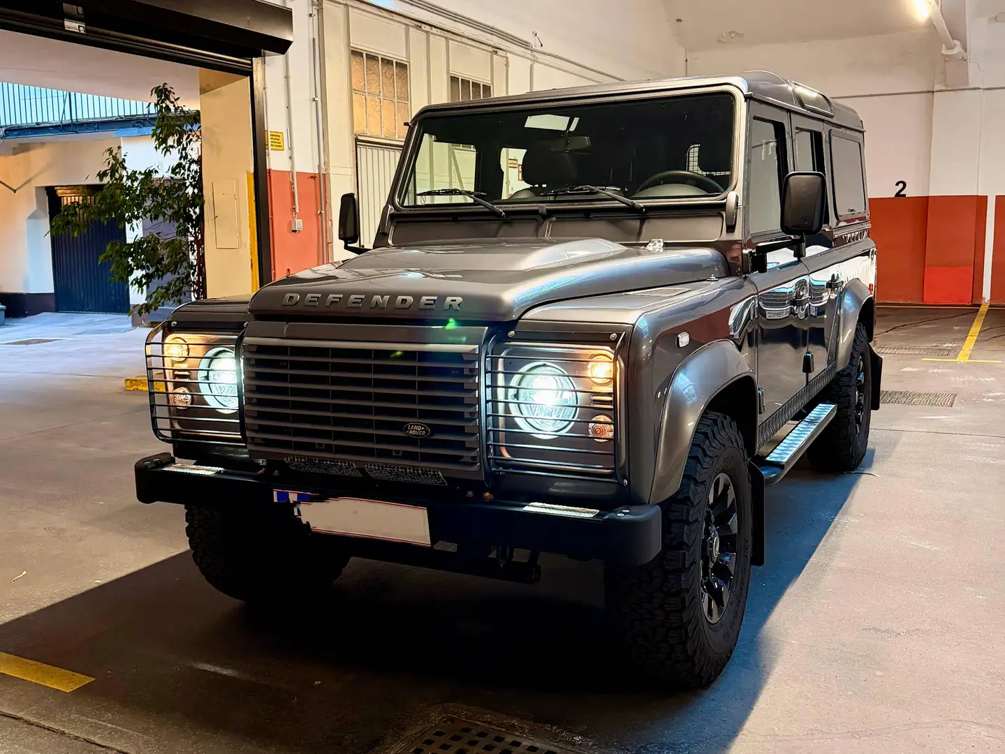 Land Rover Defender Defender 110" Station Wagon E 2,4 TD E Grau - 2