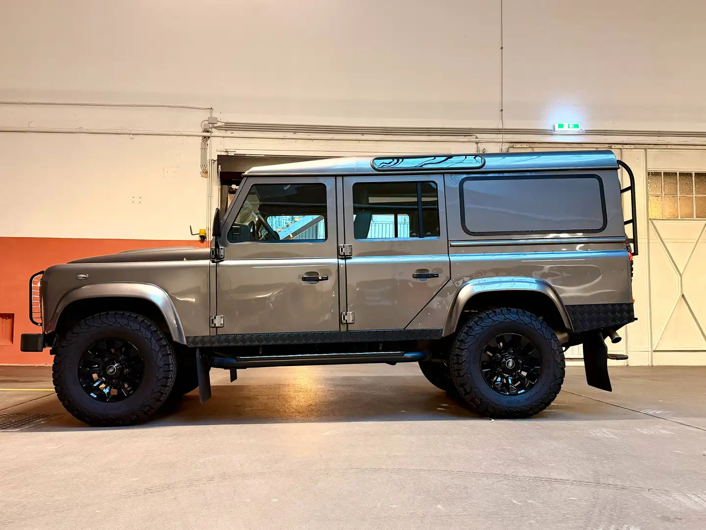 Land Rover Defender Defender 110" Station Wagon E 2,4 TD E Grau - 1