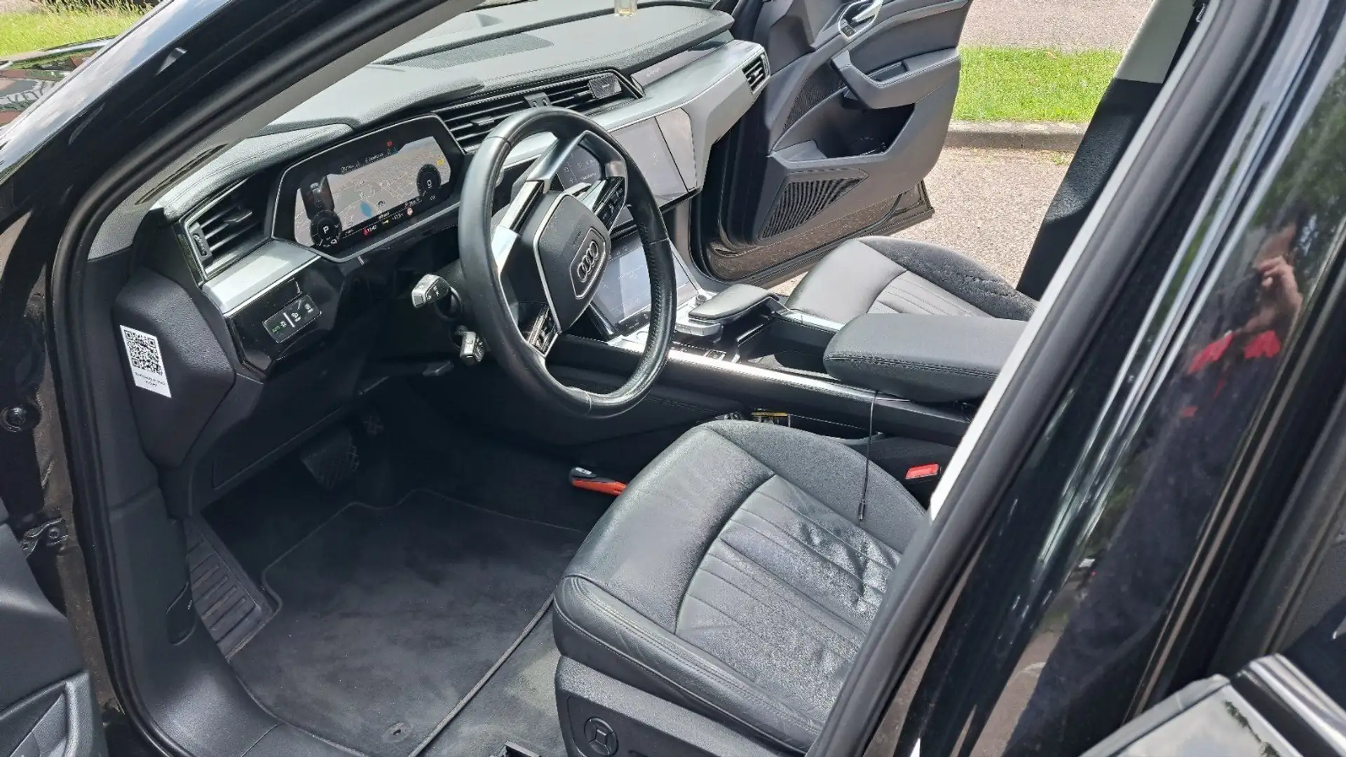 Audi e-tron e-tron q L Ed + Černá - 2