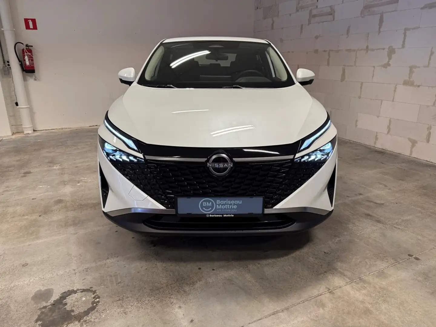 Nissan Qashqai MEGADEAL Mild-Hybrid 140 MT 2WD Acenta + Connect P Zwart - 2