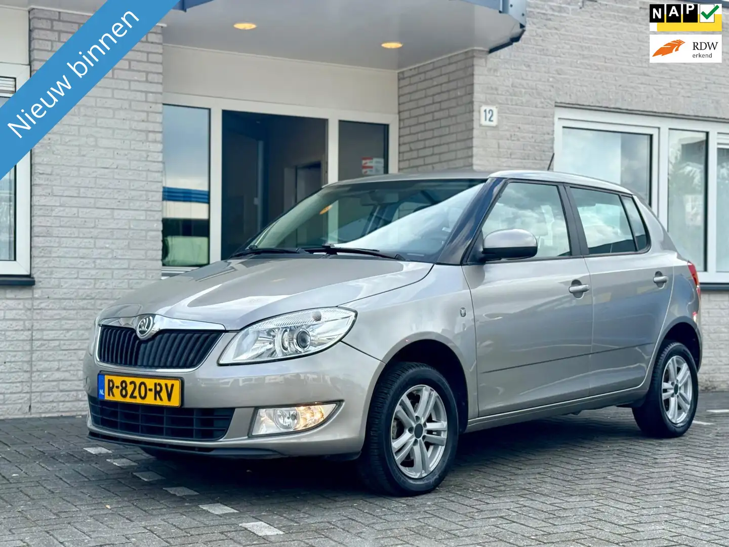 Skoda Fabia 1.6-16V 105 PK Automaat| CarPlay| Camera!! Grau - 1