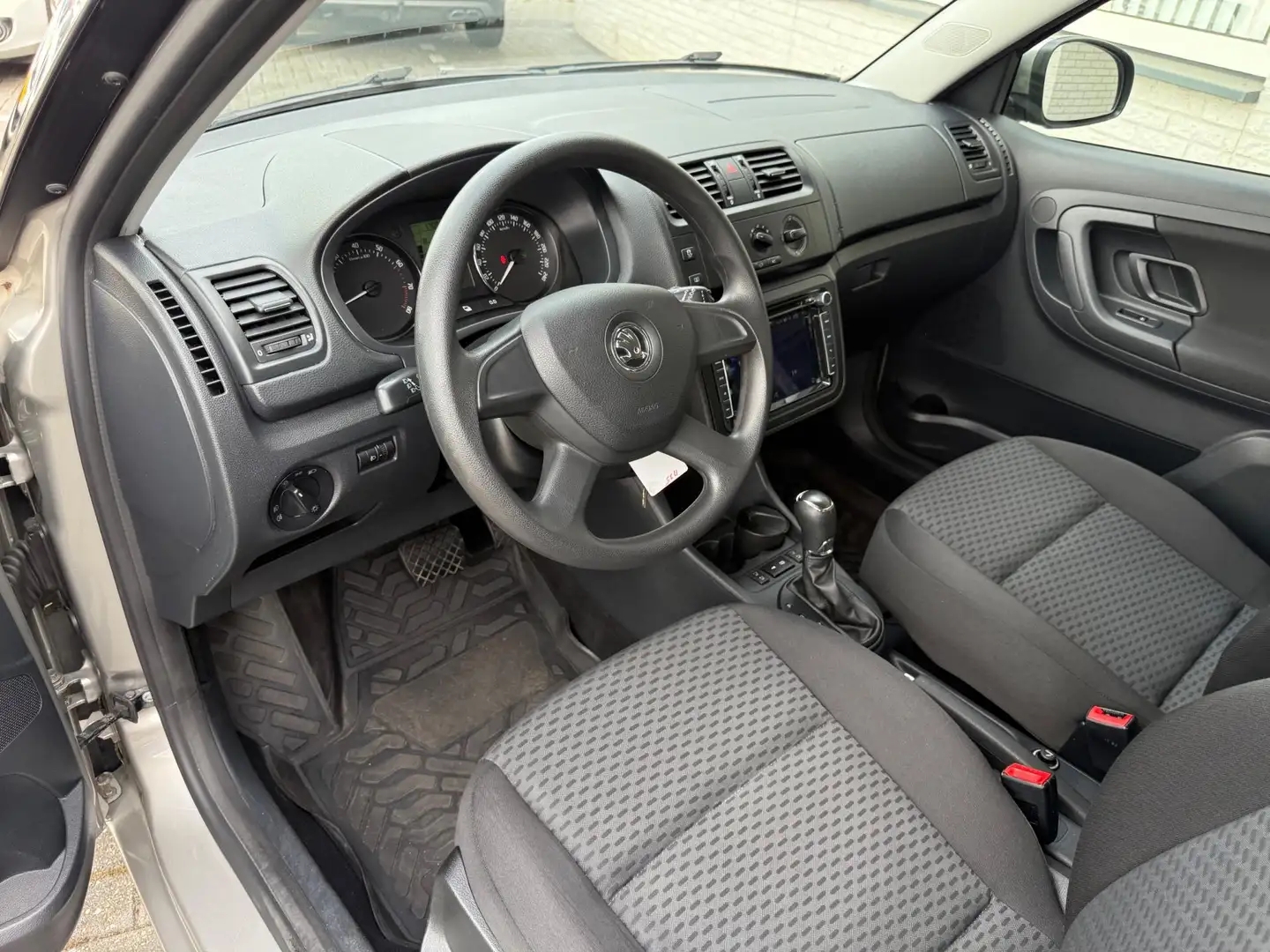 Skoda Fabia 1.6-16V 105 PK Automaat| CarPlay| Camera!! Grau - 2