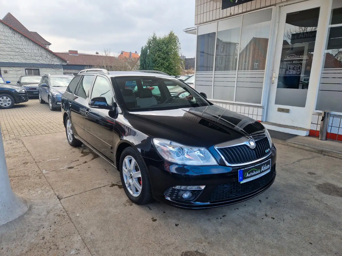 Skoda Octavia Combi RS 8-Fach Klima SHZG PDC Xenon Schwarz - 1
