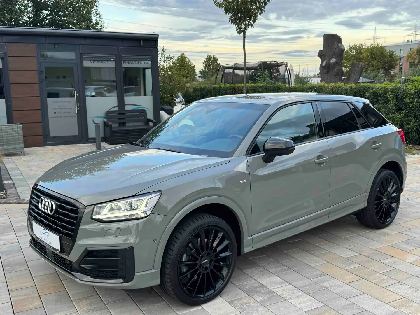 Audi Q2 40 TFSI quattro sport *S line*LED*Pano*Navi* Grau - 1