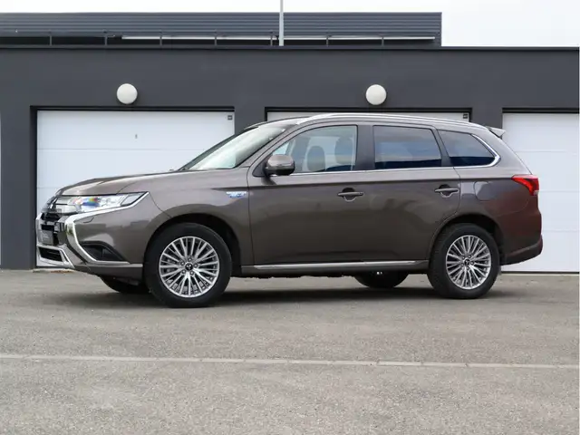 Mitsubishi Outlander Plug-in BASIS 2.4 4WD