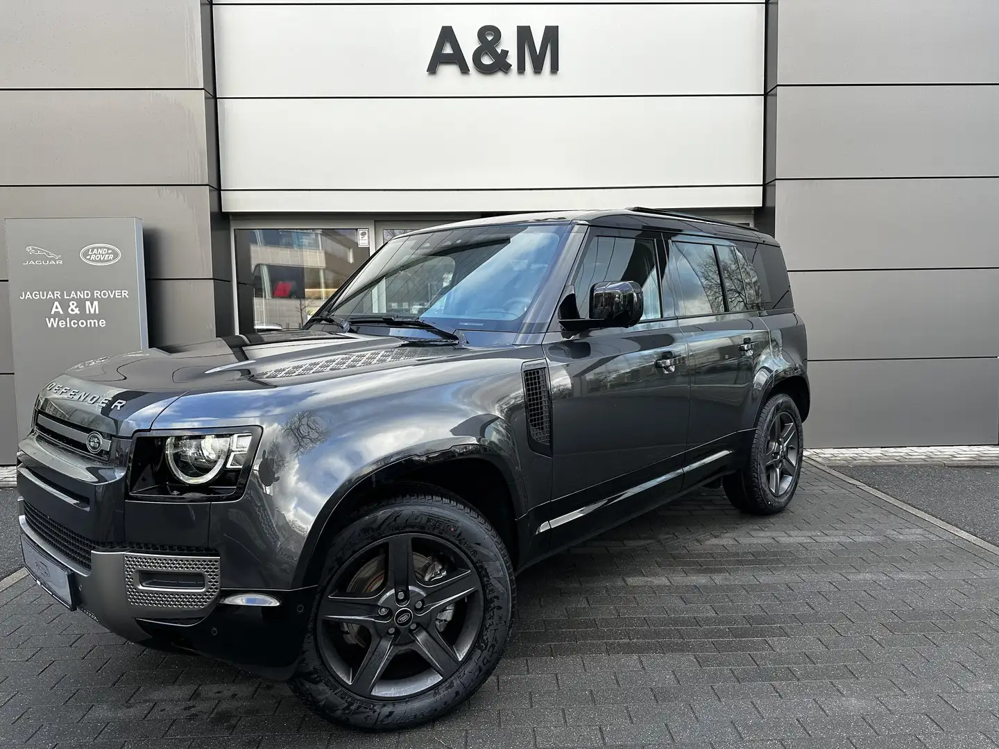 Land Rover Defender 110 D200 X-Dynamic SE Grijs - 1