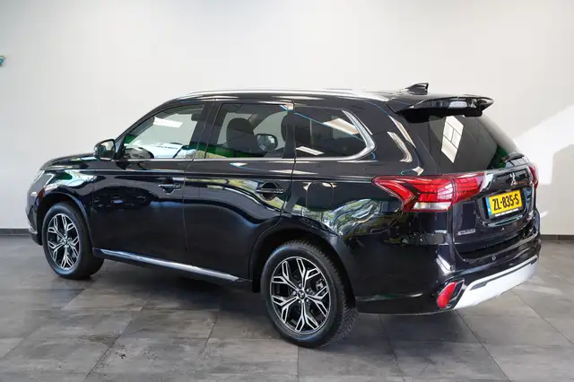 Mitsubishi Outlander view 3