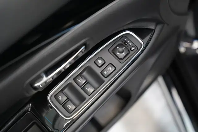 Mitsubishi Outlander view 11