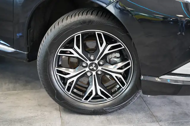 Mitsubishi Outlander view 4