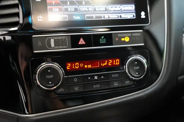 Mitsubishi Outlander view 12