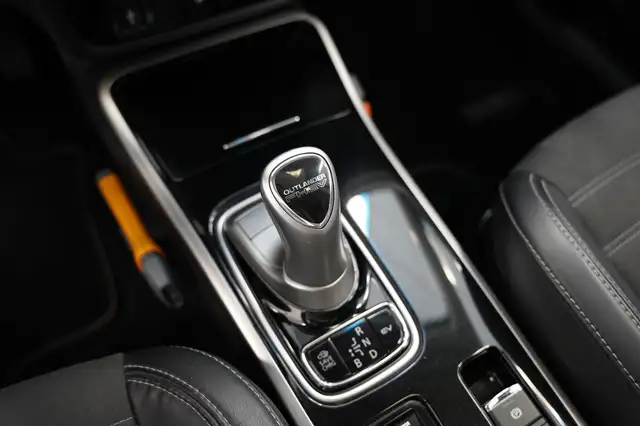 Mitsubishi Outlander view 14