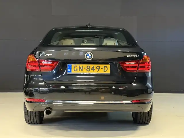 BMW 3 Series view 5