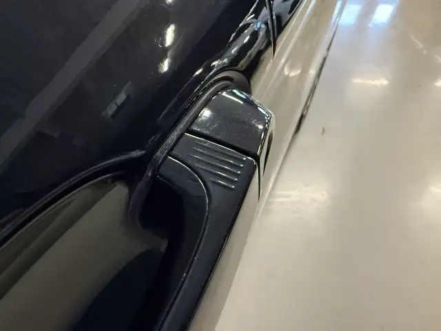 BMW 3 Series view 14