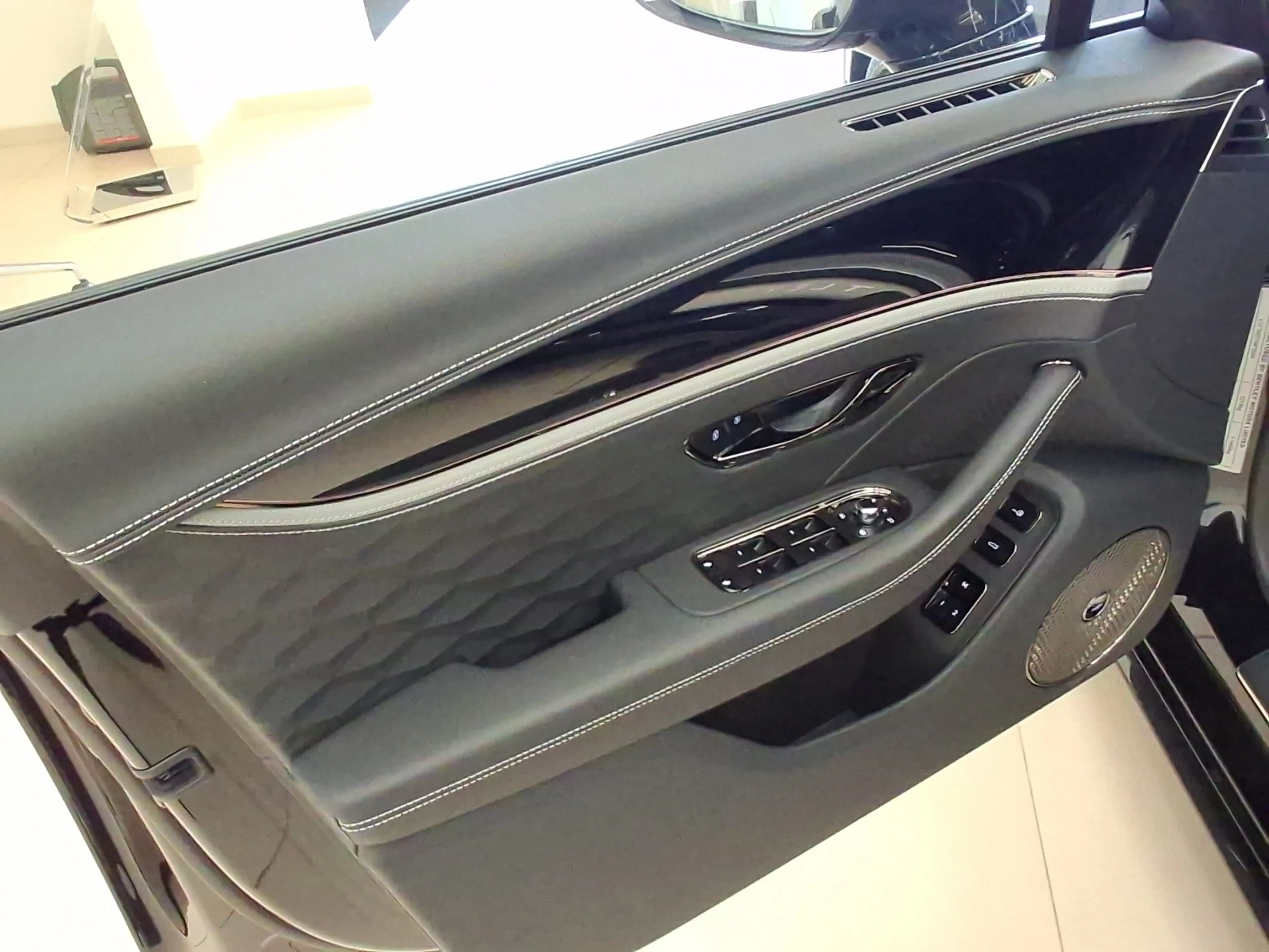 Bentley Flying Spur New Flying Spur V8 PHEV Speed — photo 10