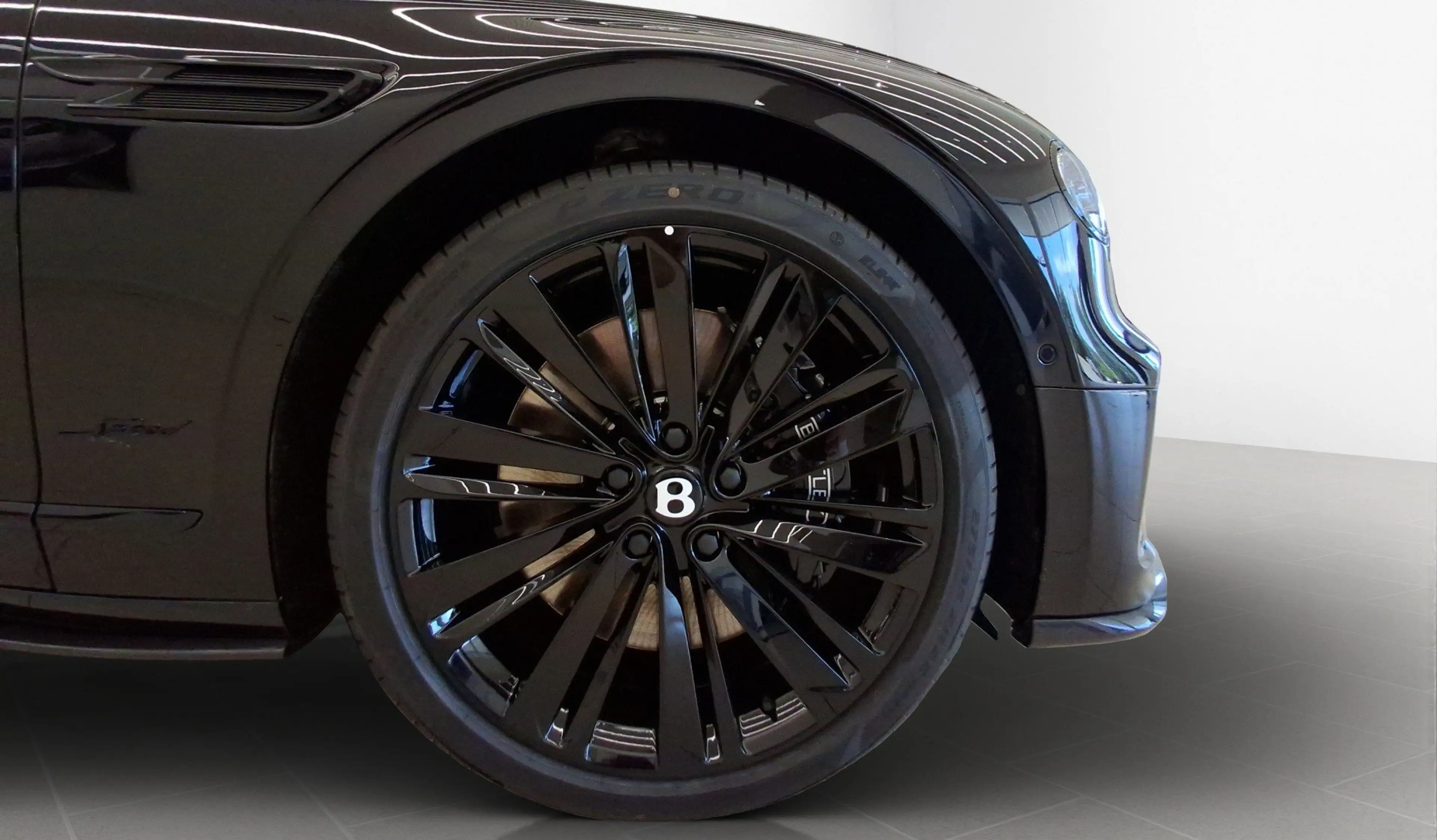 Bentley Flying Spur New Flying Spur V8 PHEV Speed — photo 6