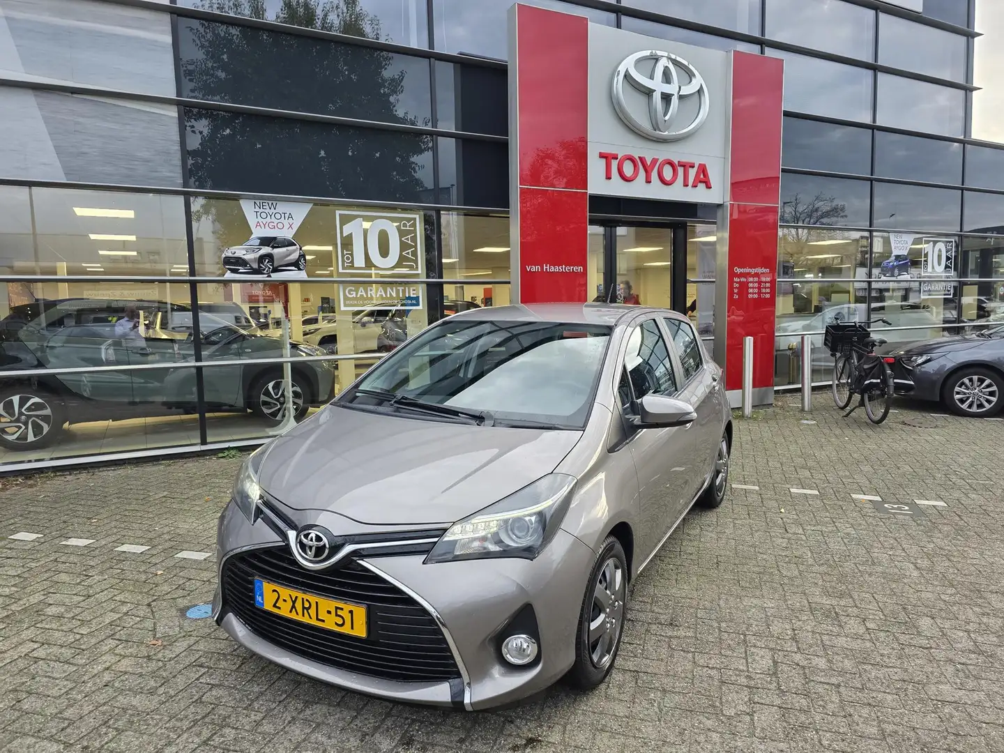 Toyota Yaris 1.3 Lounge Brun - 1
