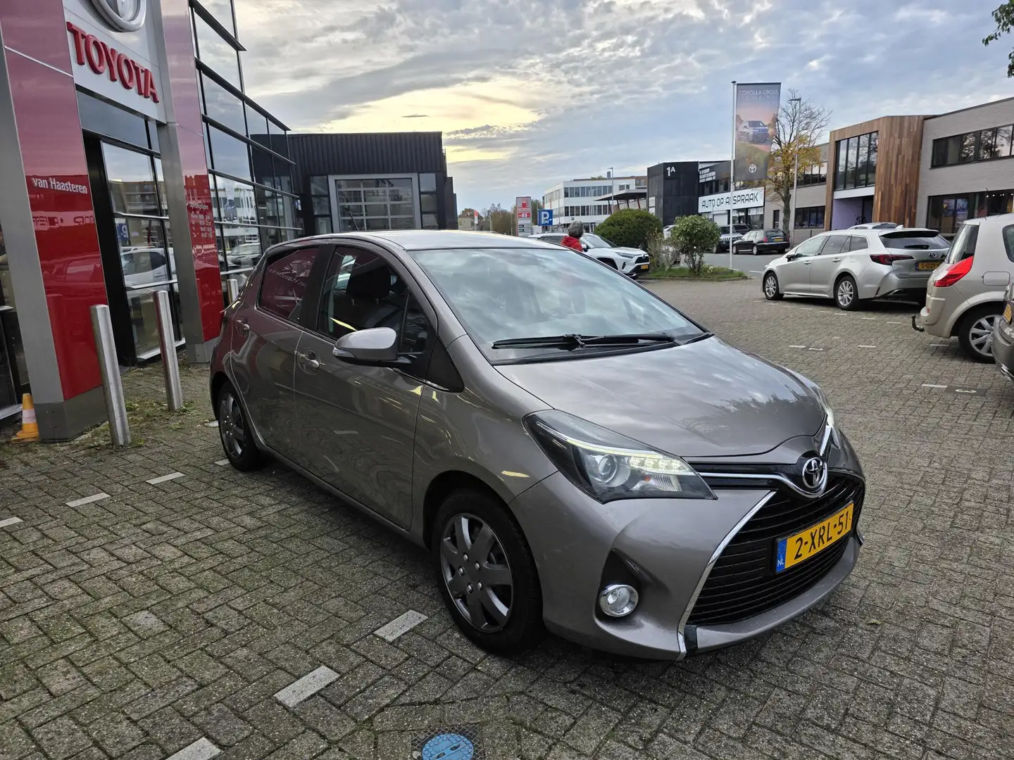 Toyota Yaris 1.3 Lounge Brun - 2