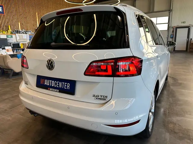 Volkswagen Golf Sportsvan view 2