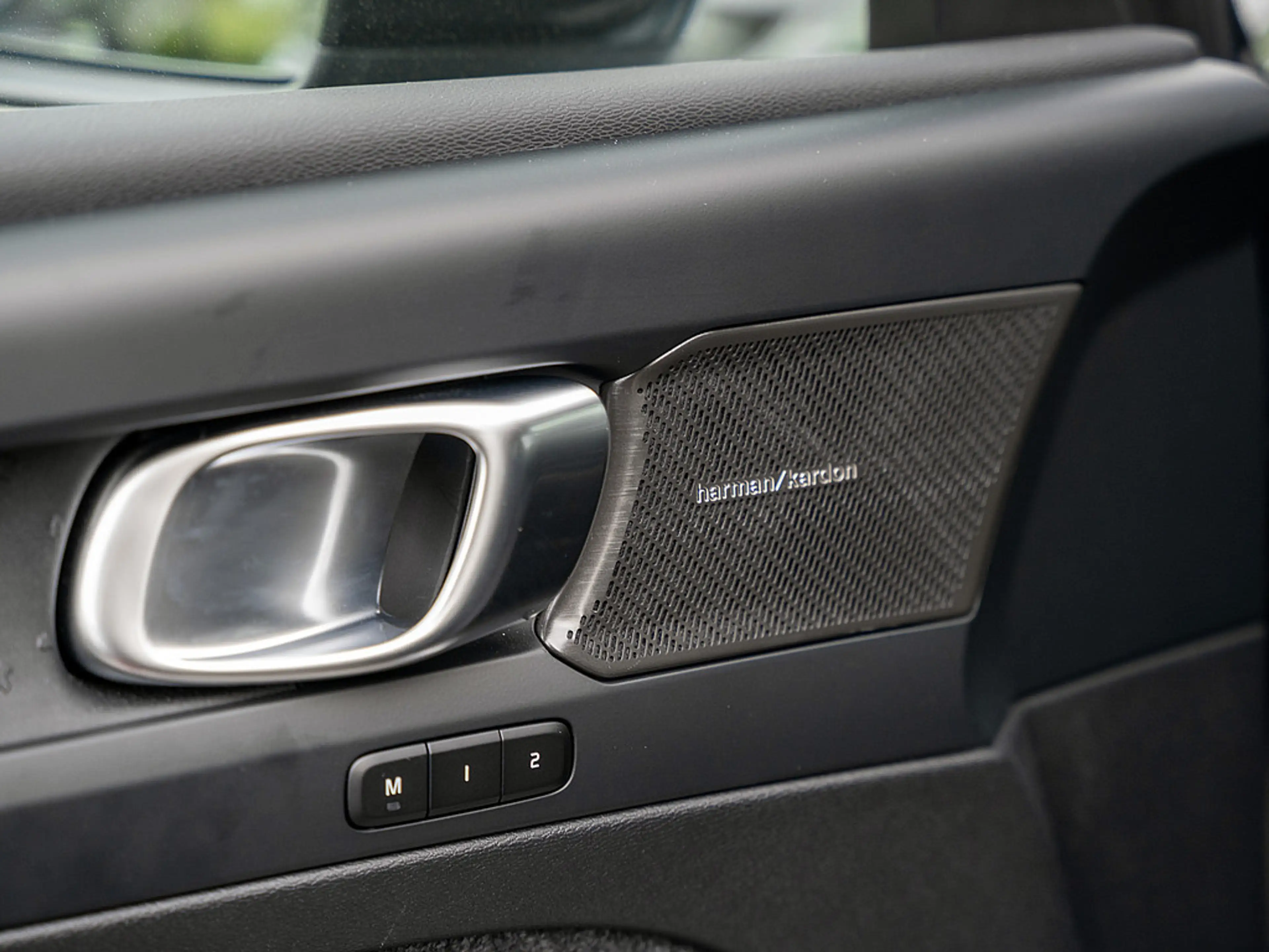 Volvo EX40 Twin Motor Plus Black Edition 360° ACC — photo 25