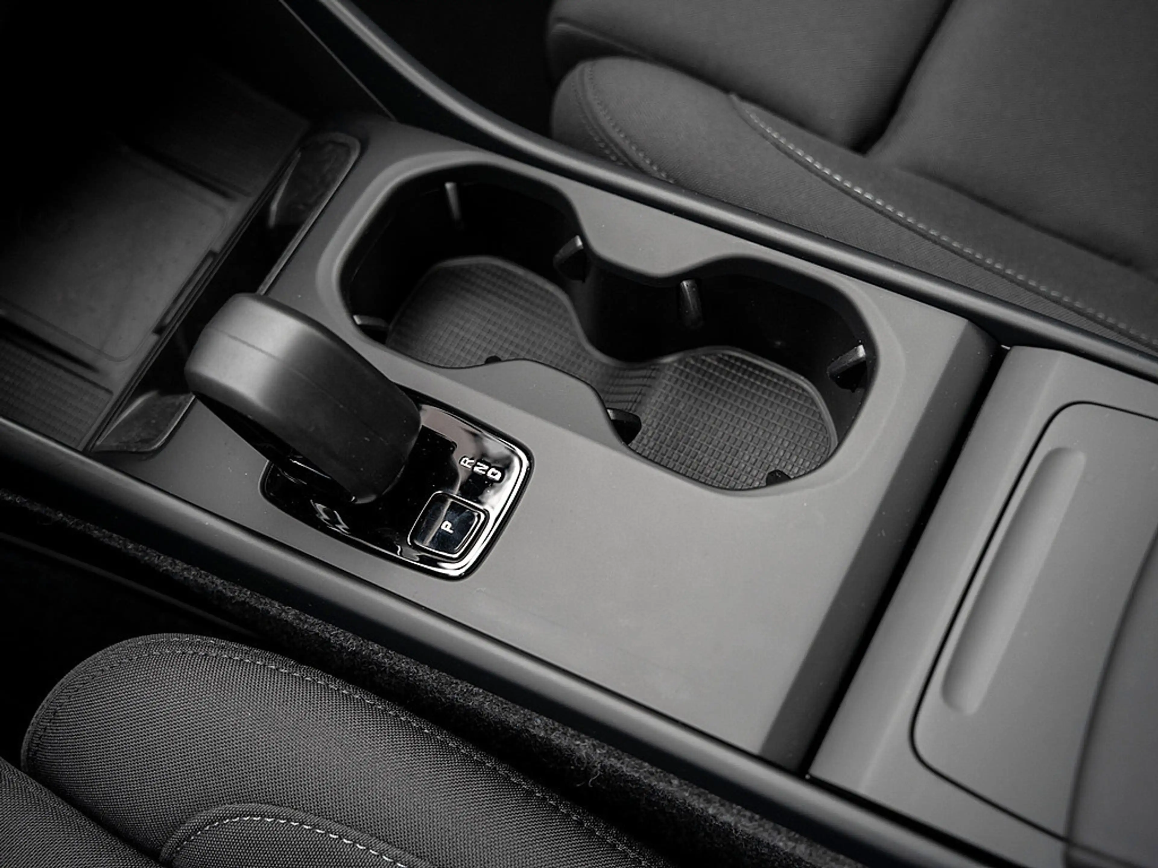 Volvo EX40 Twin Motor Plus Black Edition 360° ACC — photo 19