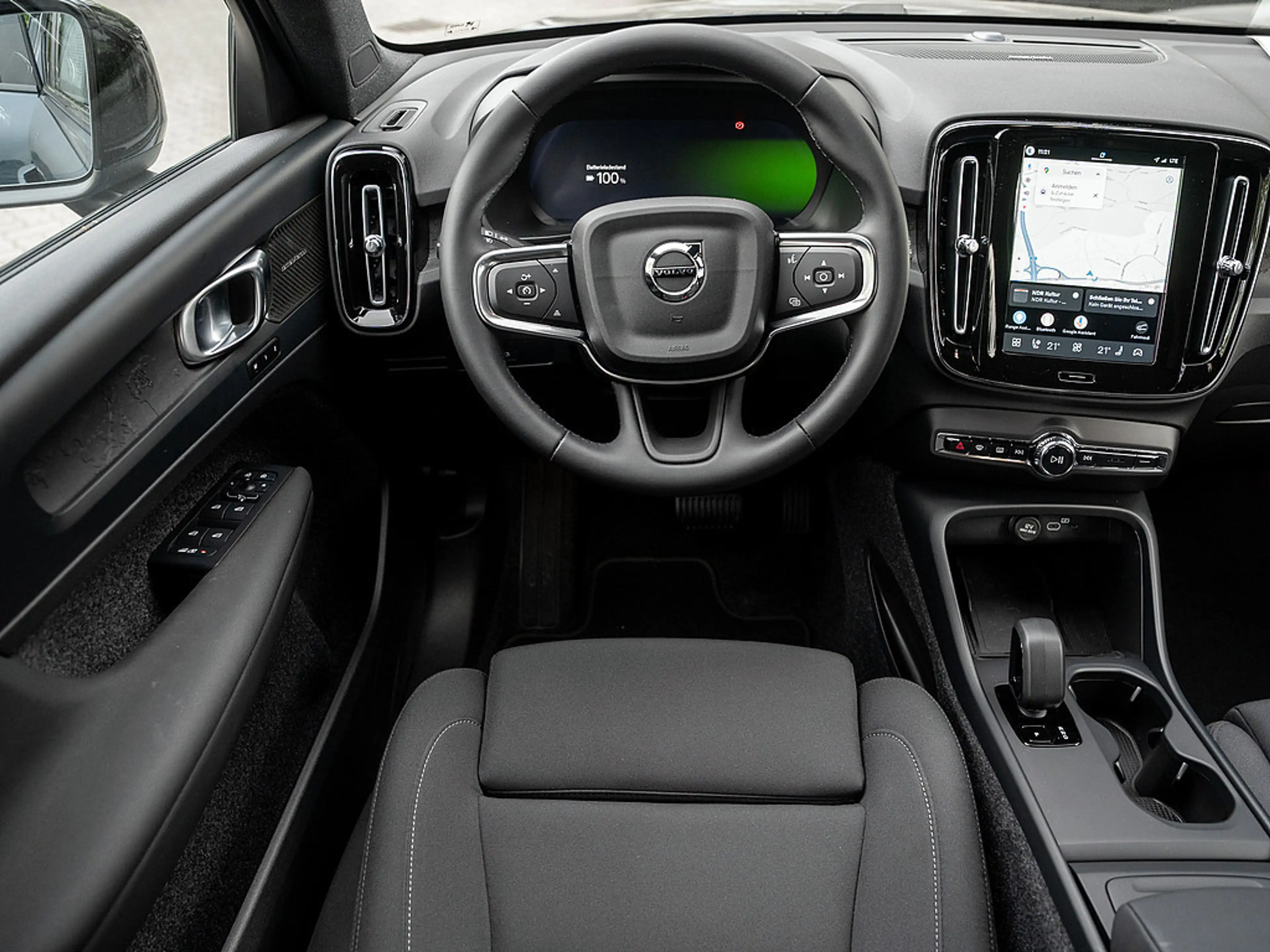 Volvo EX40 Twin Motor Plus Black Edition 360° ACC — photo 9
