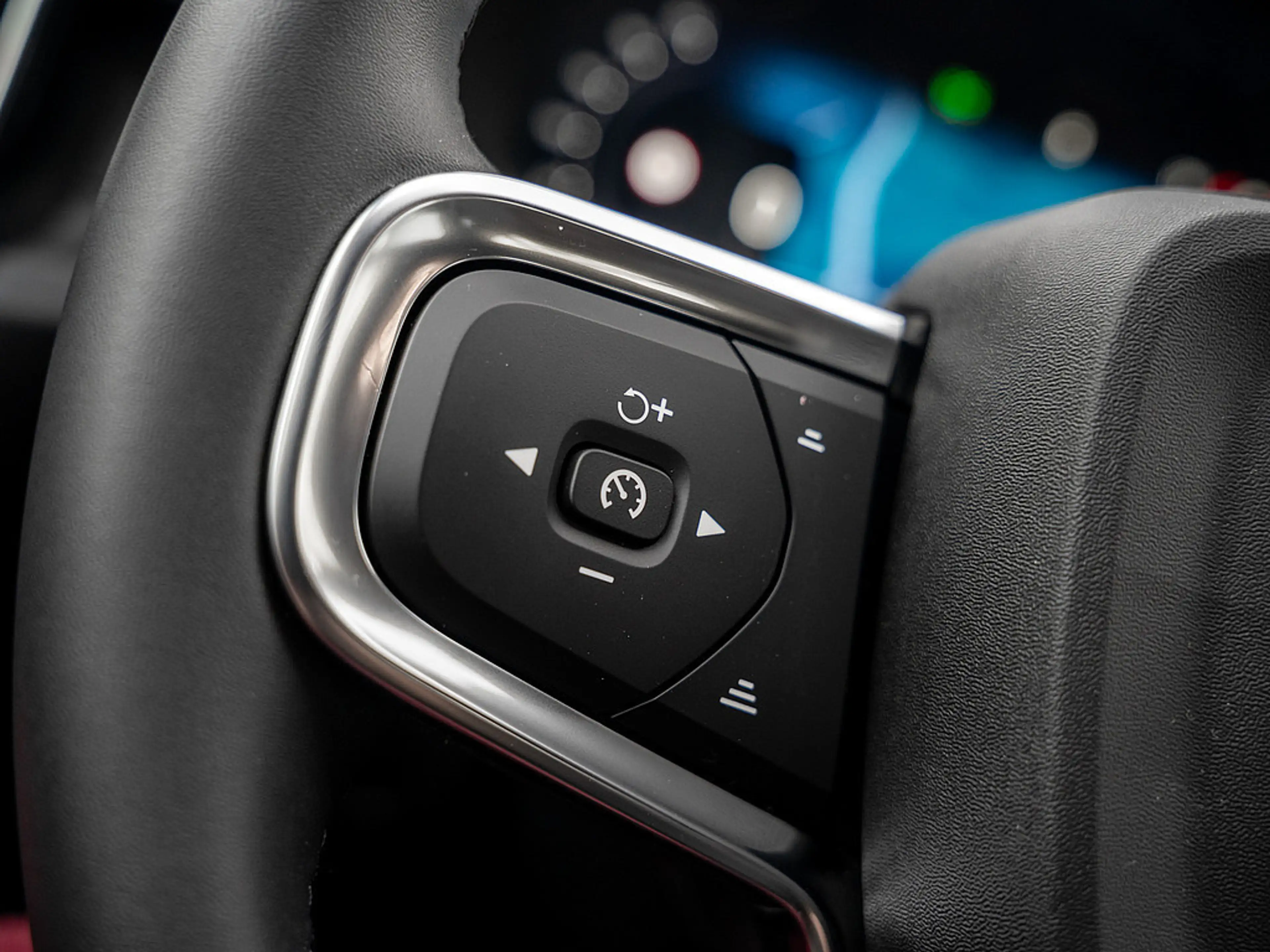 Volvo EX40 Twin Motor Plus Black Edition 360° ACC — photo 22