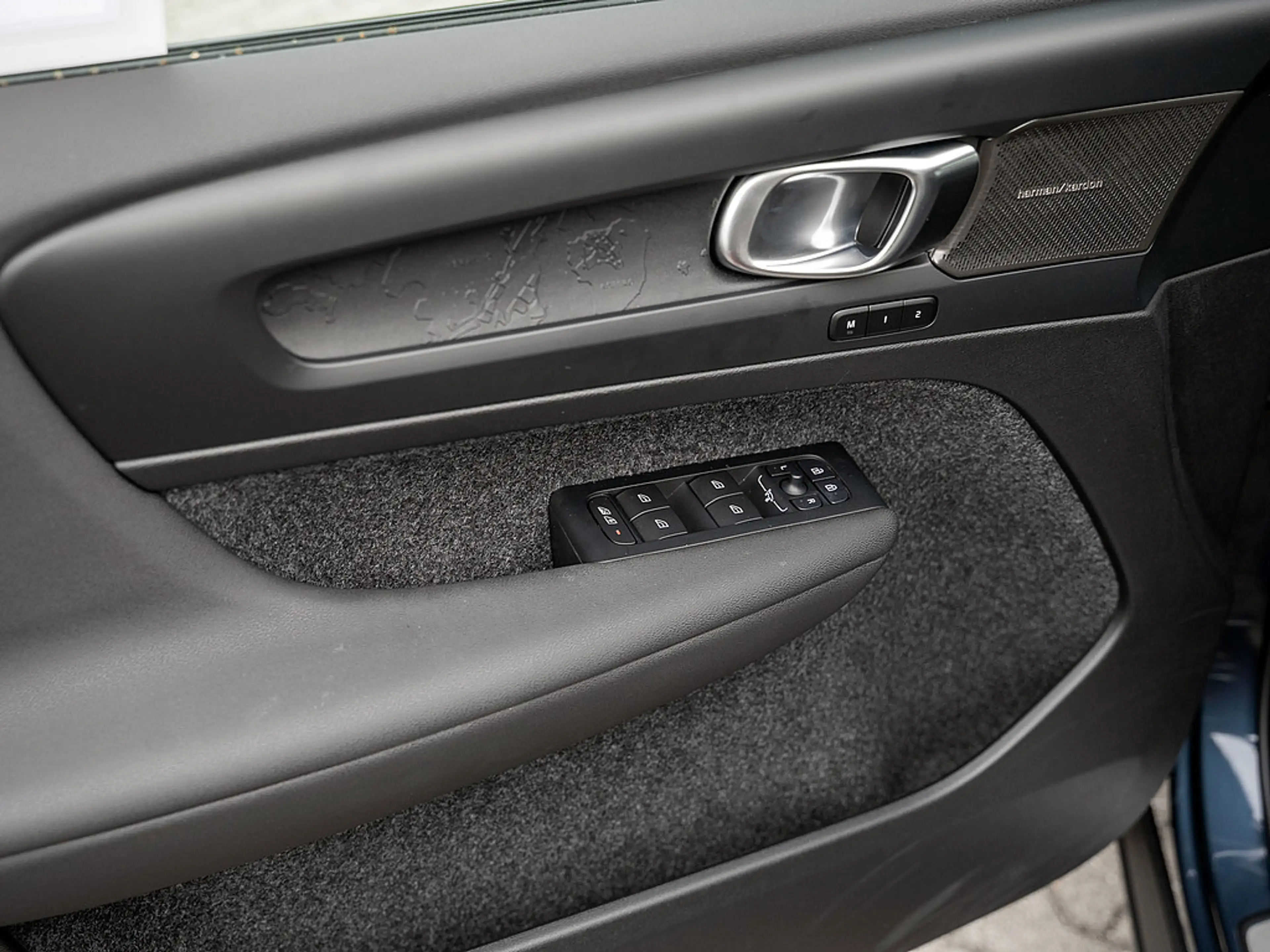 Volvo EX40 Twin Motor Plus Black Edition 360° ACC — photo 24