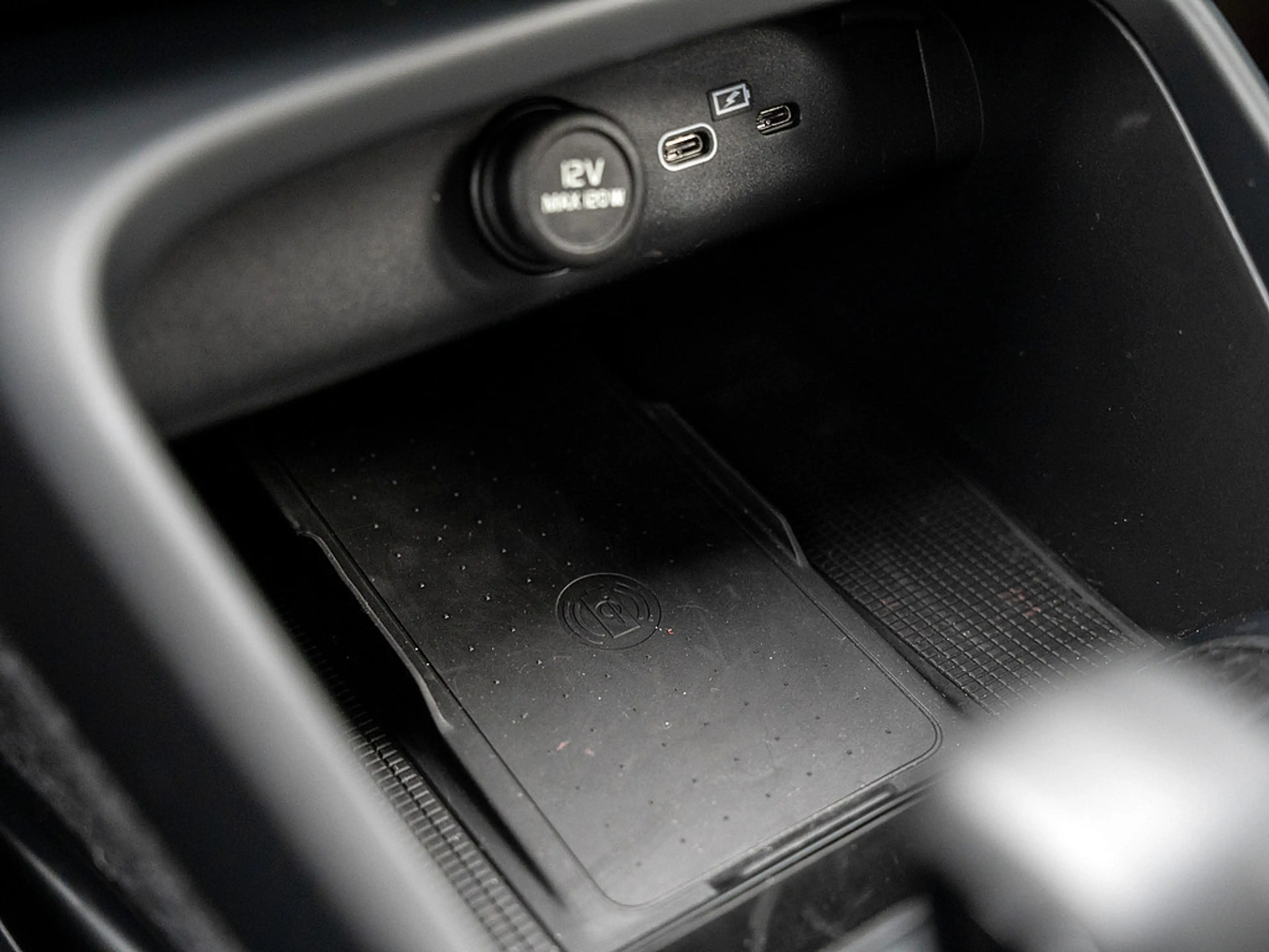 Volvo EX40 Twin Motor Plus Black Edition 360° ACC — photo 18