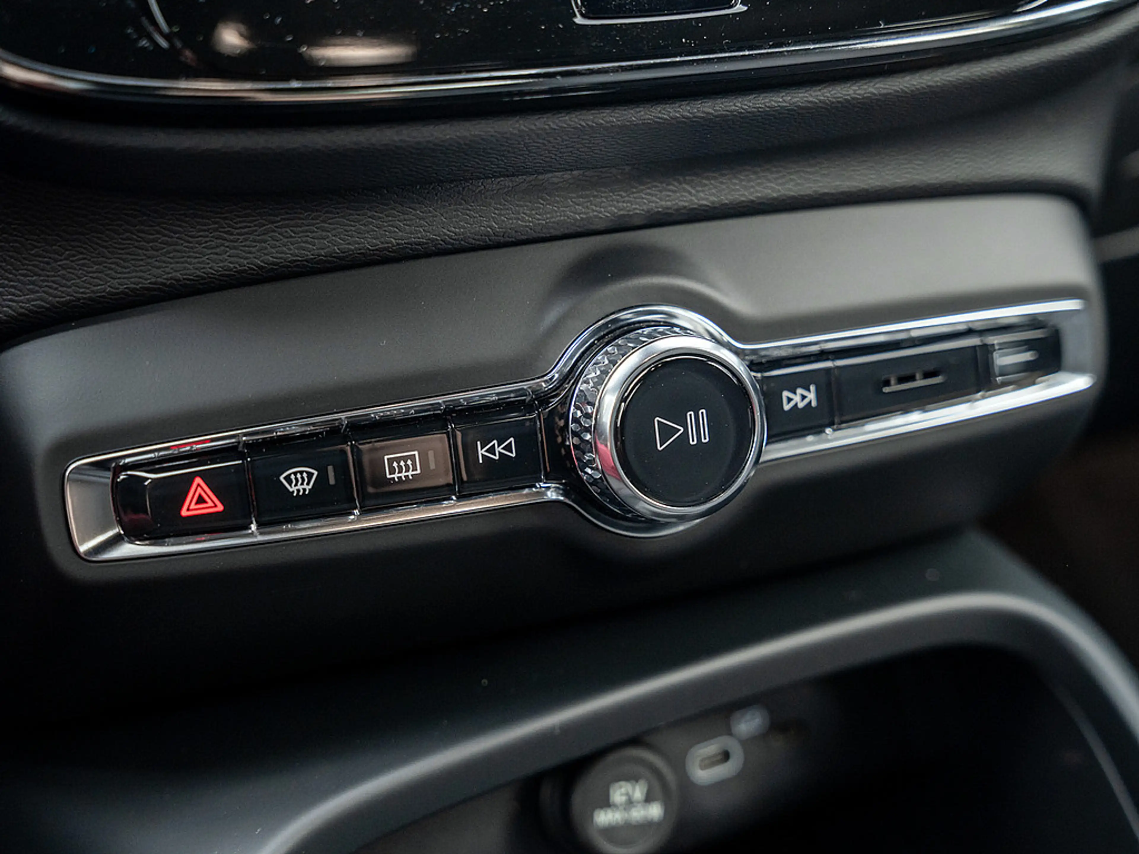 Volvo EX40 Twin Motor Plus Black Edition 360° ACC — photo 17