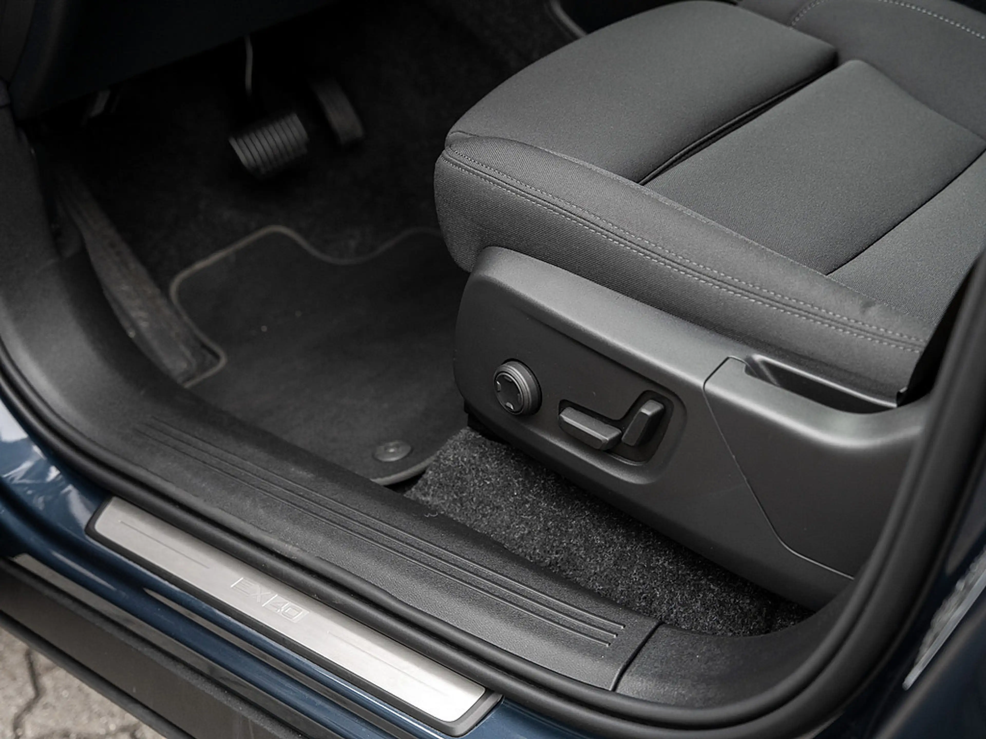 Volvo EX40 Twin Motor Plus Black Edition 360° ACC — photo 26