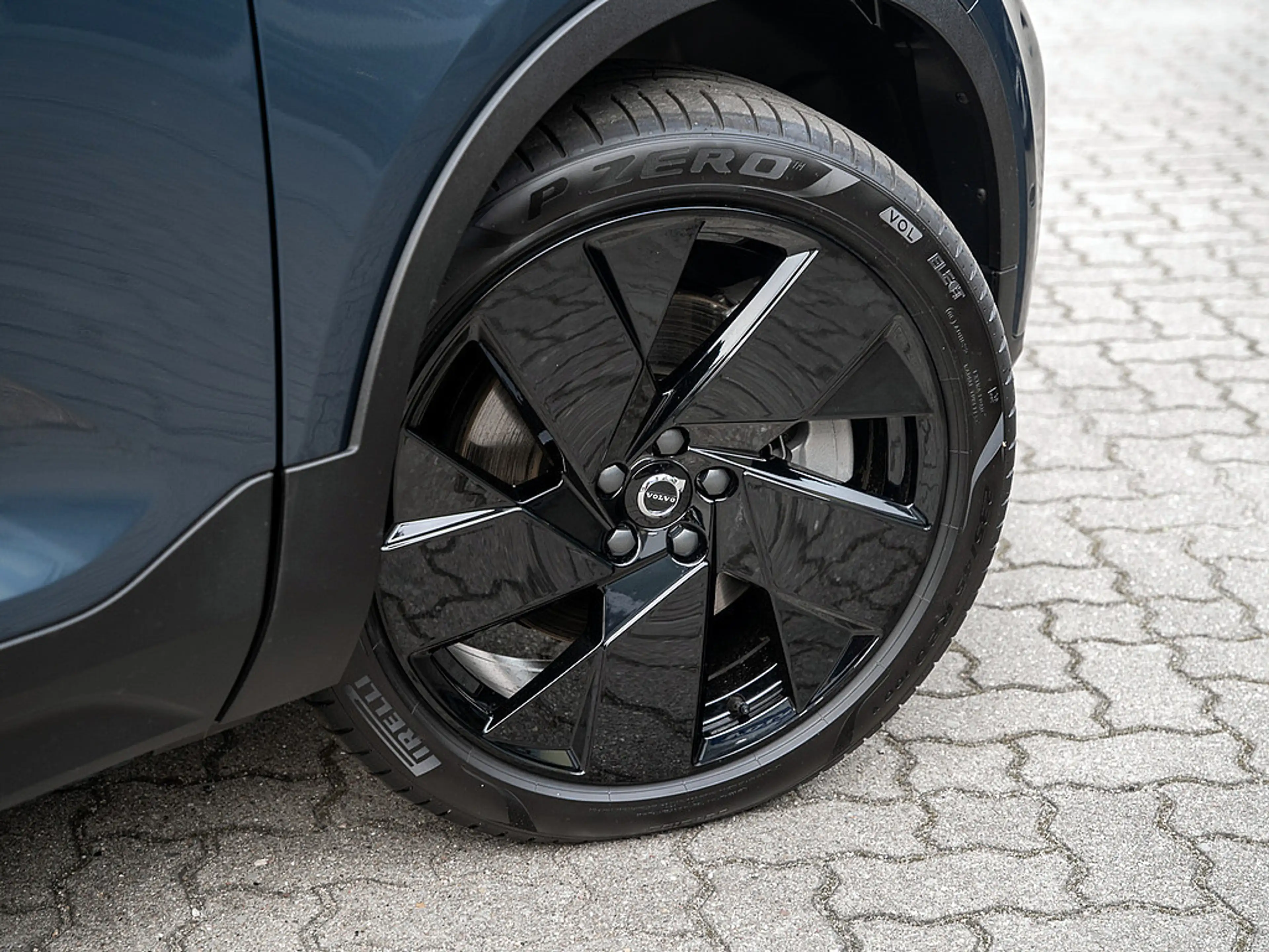 Volvo EX40 Twin Motor Plus Black Edition 360° ACC — photo 5