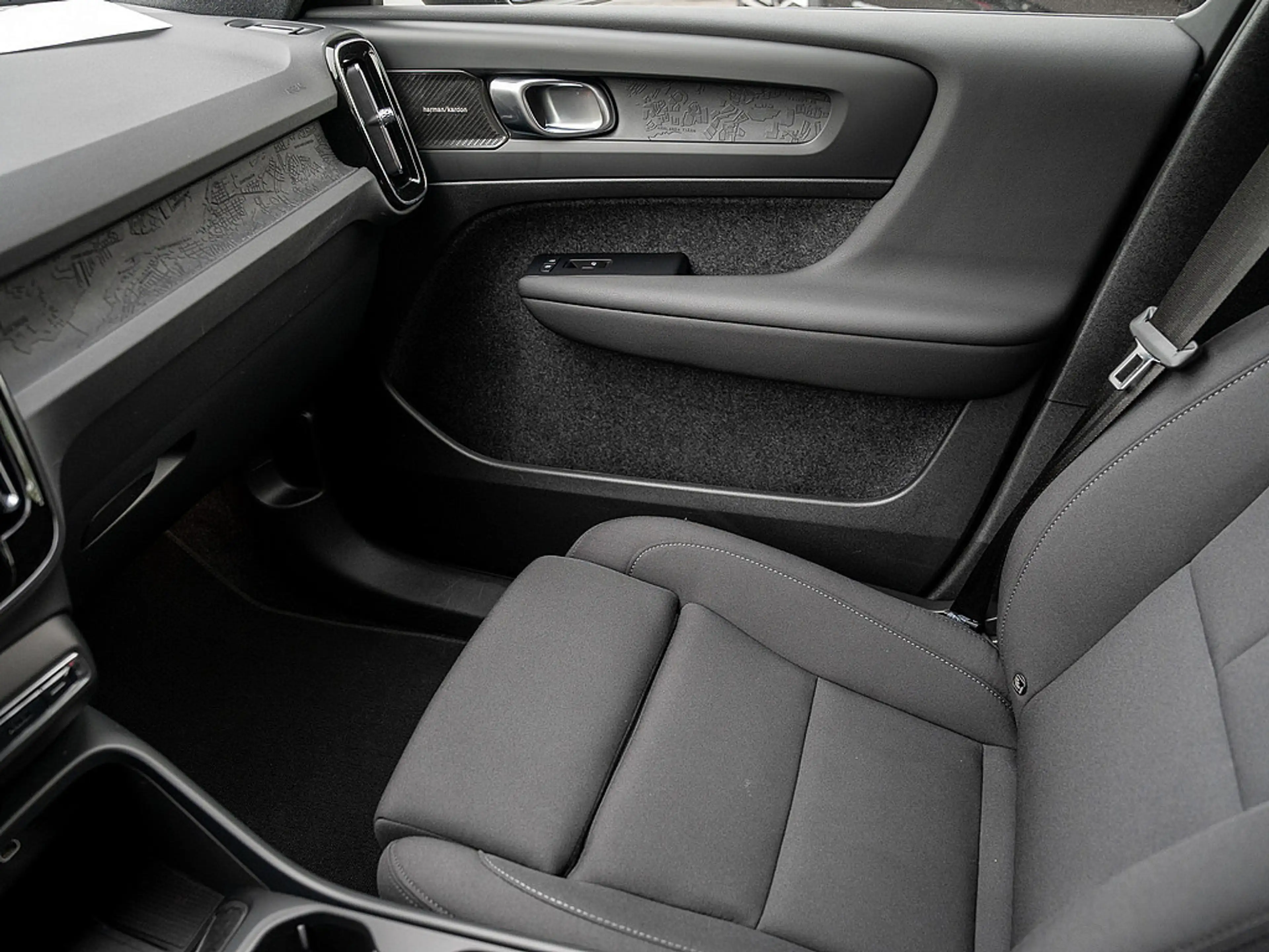 Volvo EX40 Twin Motor Plus Black Edition 360° ACC — photo 20