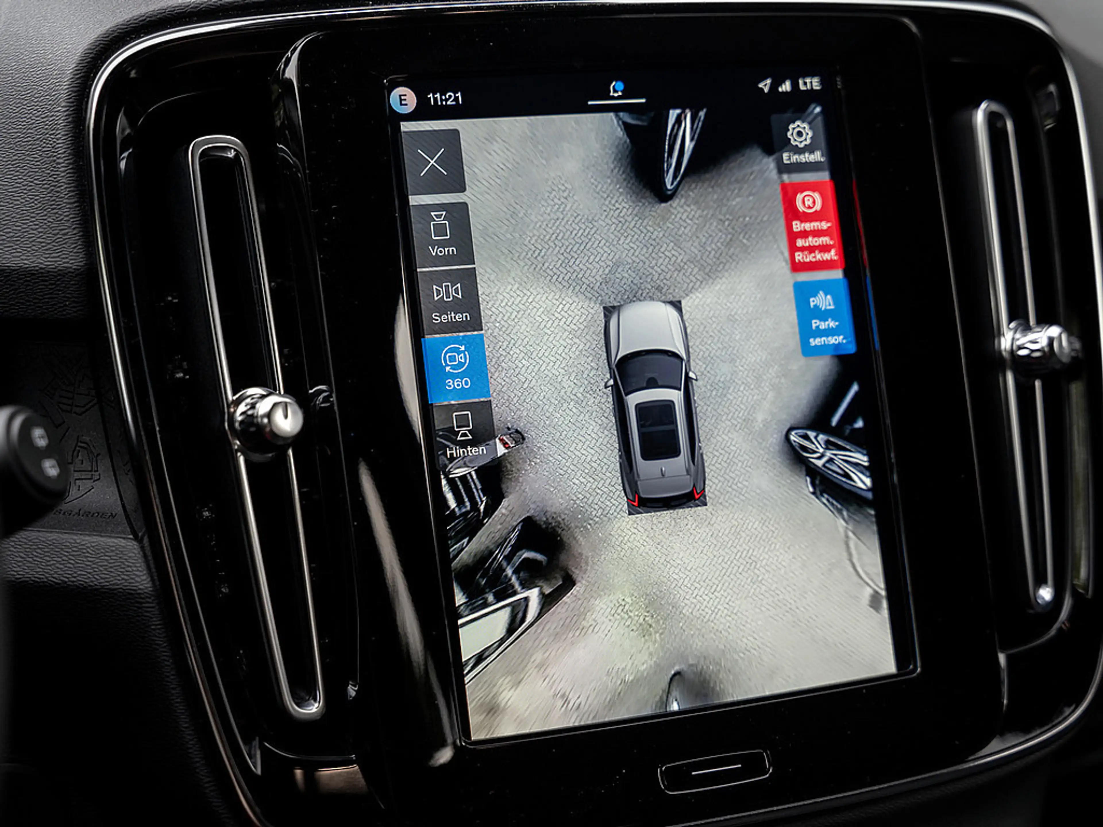 Volvo EX40 Twin Motor Plus Black Edition 360° ACC — photo 13