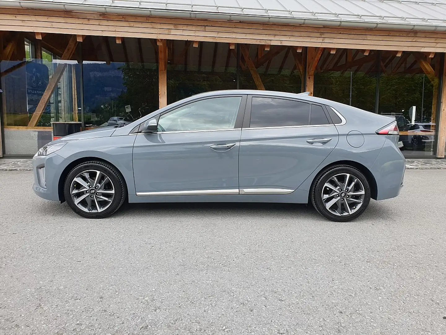 Hyundai IONIQ Ioniq 1,6 GDi Hybrid Level 5 DCT Aut. Gris - 2