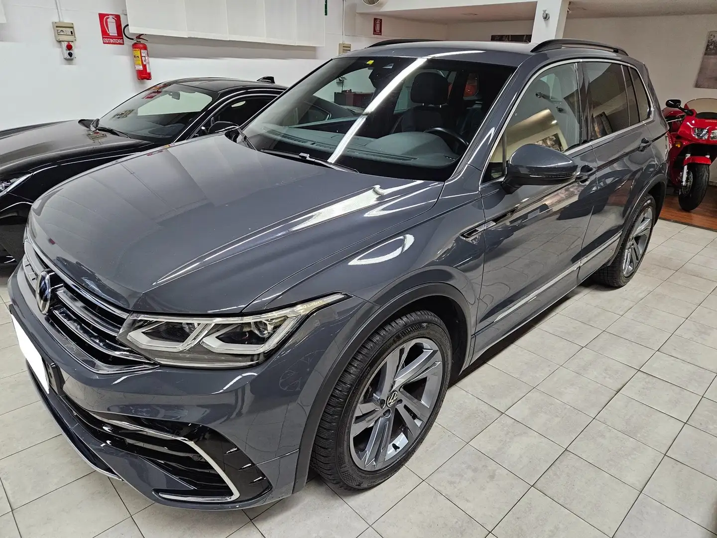 Volkswagen Tiguan 2.0 tdi R-Line 4motion 150cv dsg -MY 2021 - 4X4 Gris - 1