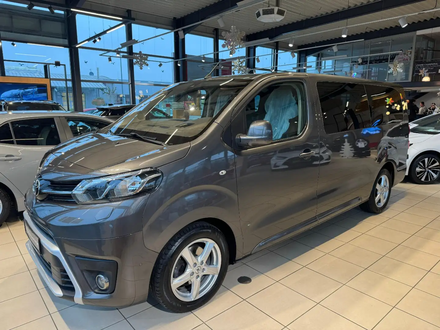 Toyota Proace Verso 2.0 D-4D L2 Shuttle Comfort 9-Sitzer Grau - 2