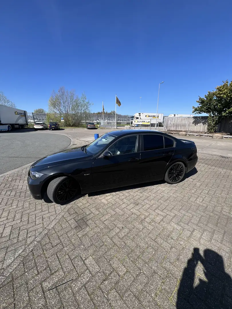 BMW 320 320i Dynamic Exec. Noir - 2