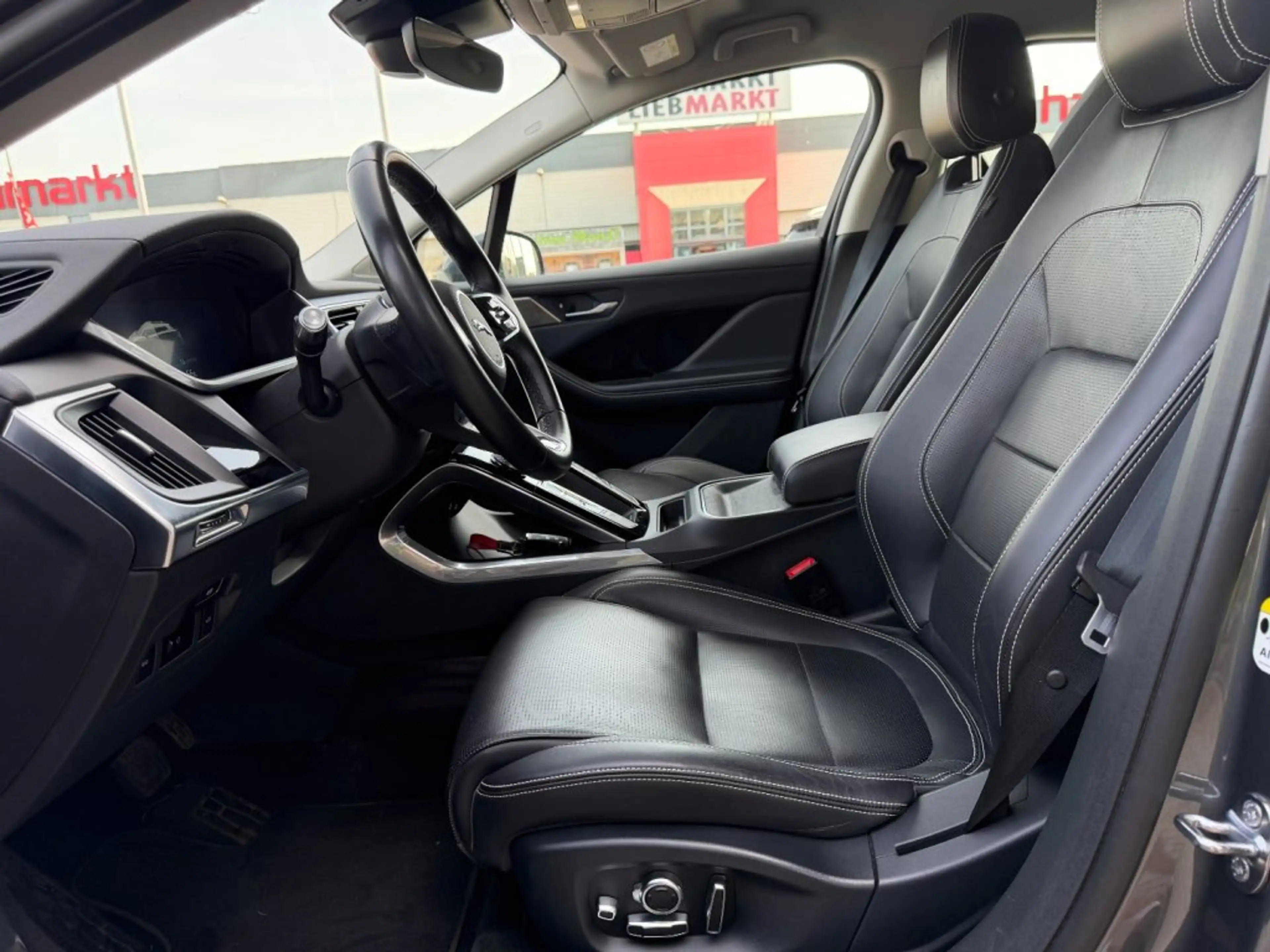 Jaguar I-Pace EV400 HSE AWD — photo 10