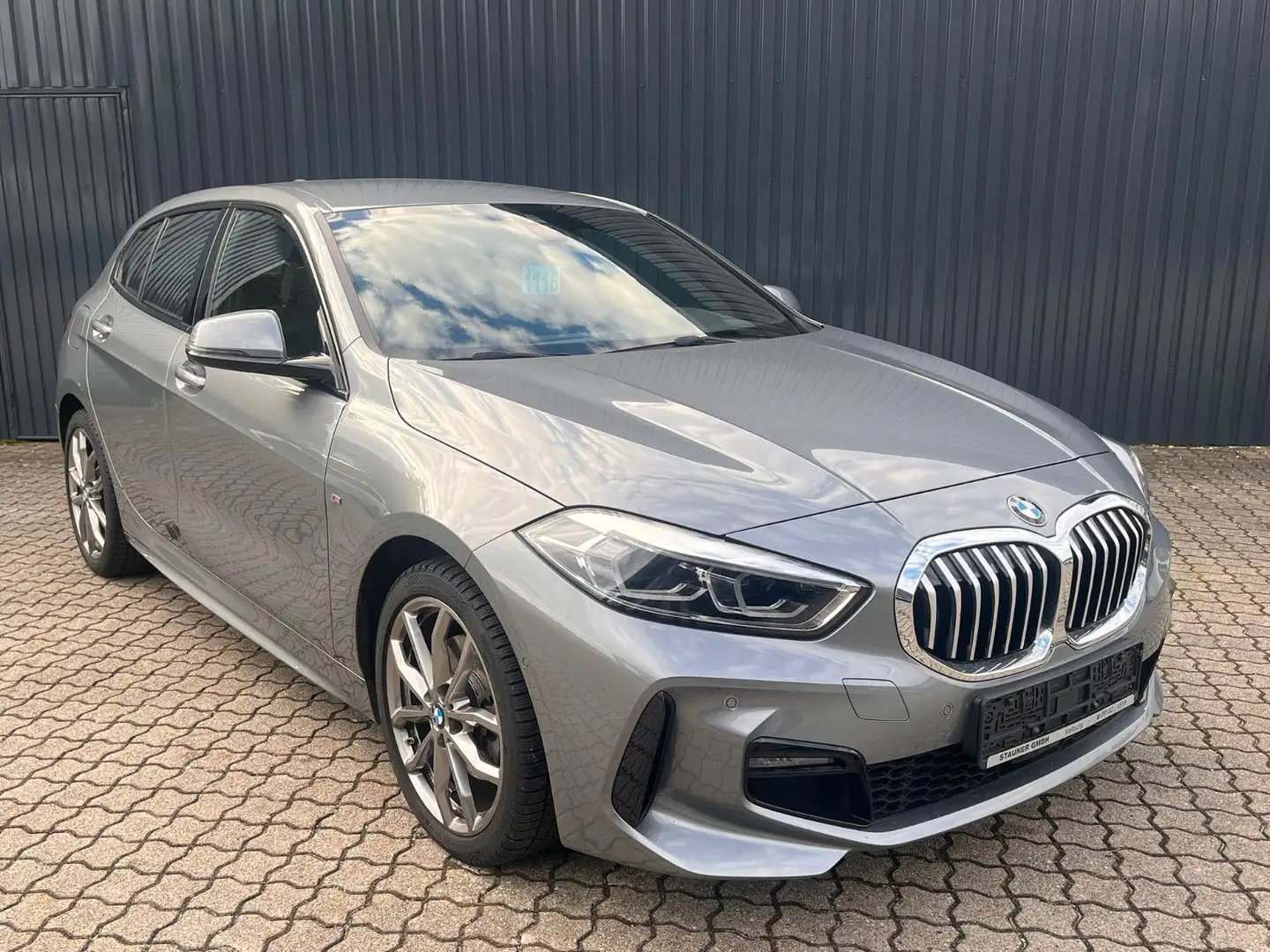 BMW 118 i Aut. M SPORT /Kamera/HiFi/Lenkradheiz Grau - 2