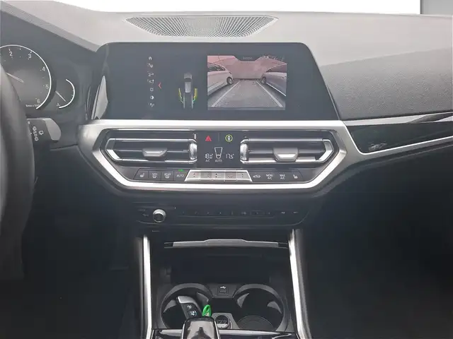 BMW 3 Series view 10